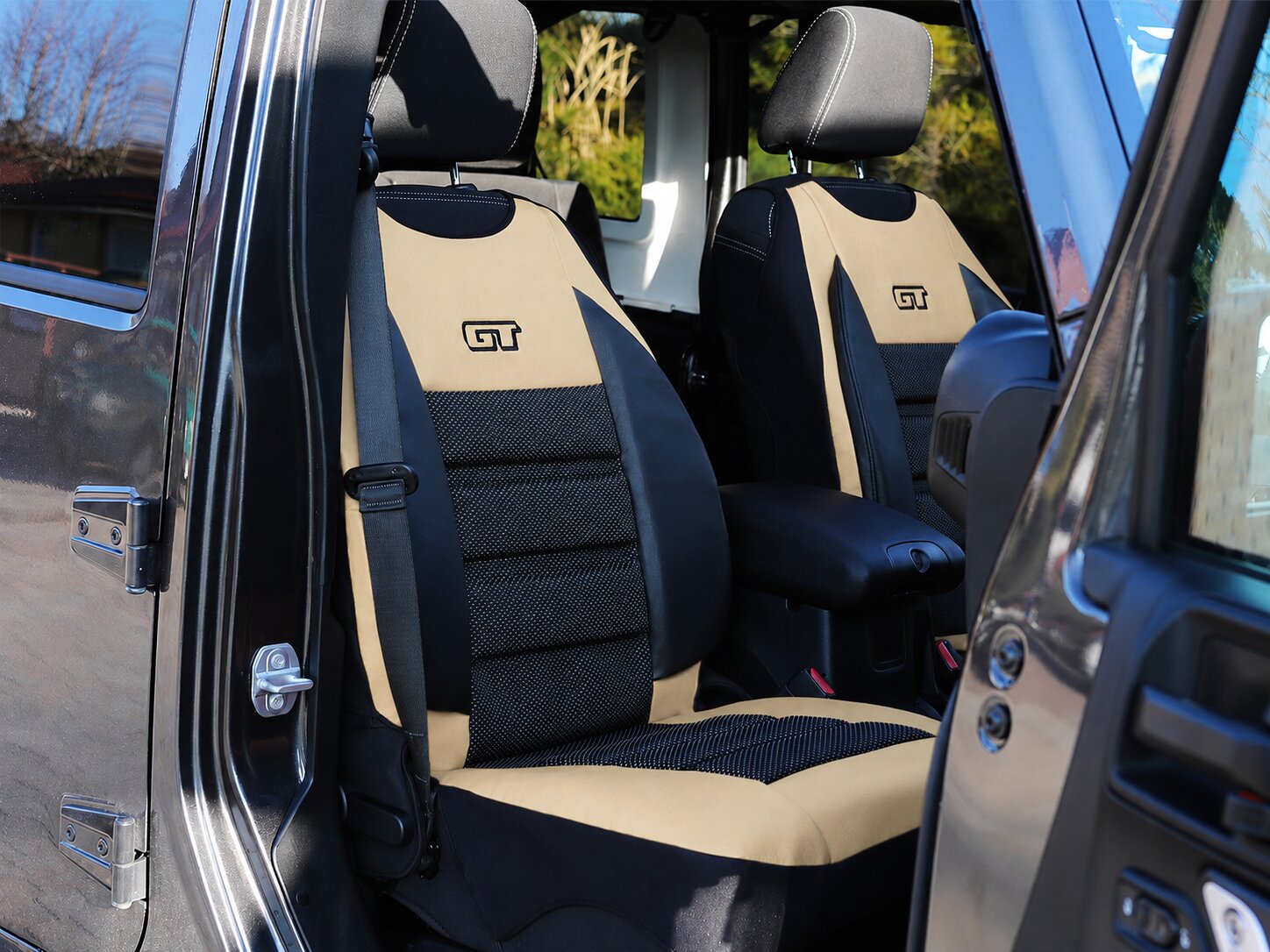 Podložka na přední sedadlo GT Ergonomic namontovaná v autě