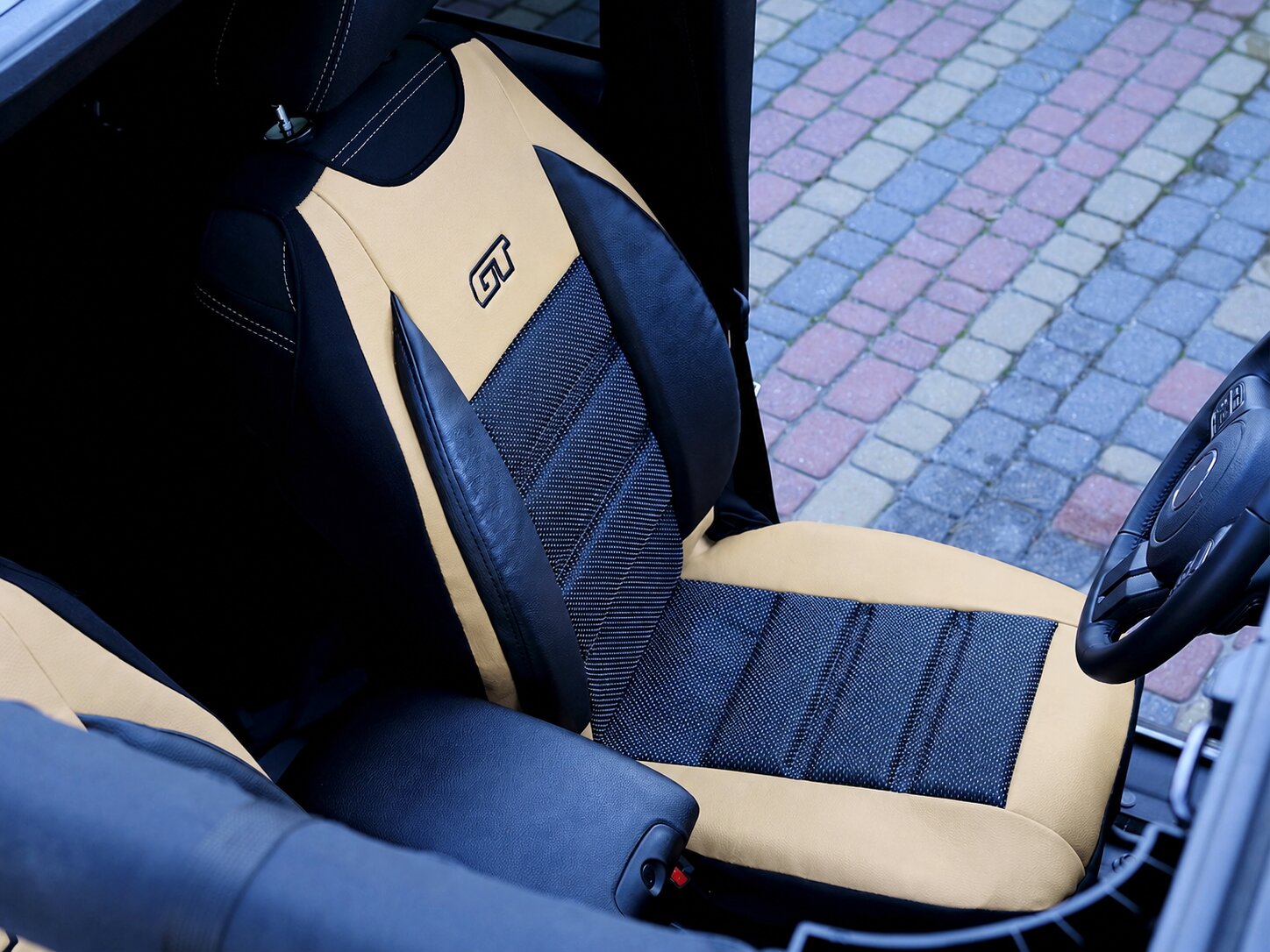 Detail ergonomické podložky GT Ergonomic na sedadle řidiče