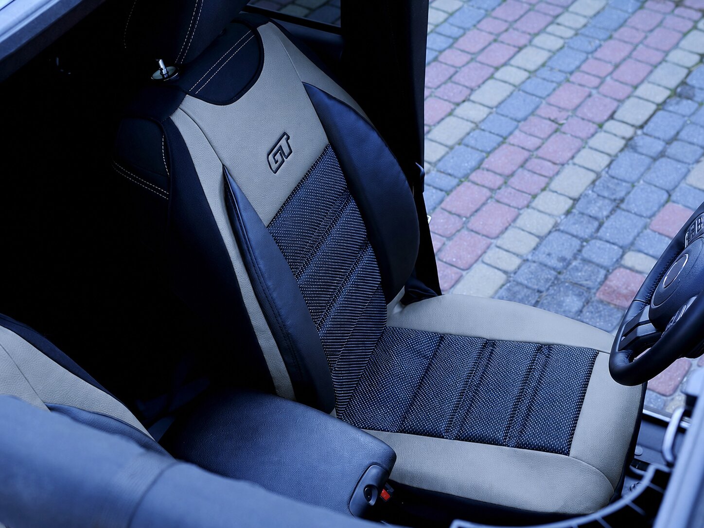 Detail ergonomické podložky GT Ergonomic na sedadle řidiče