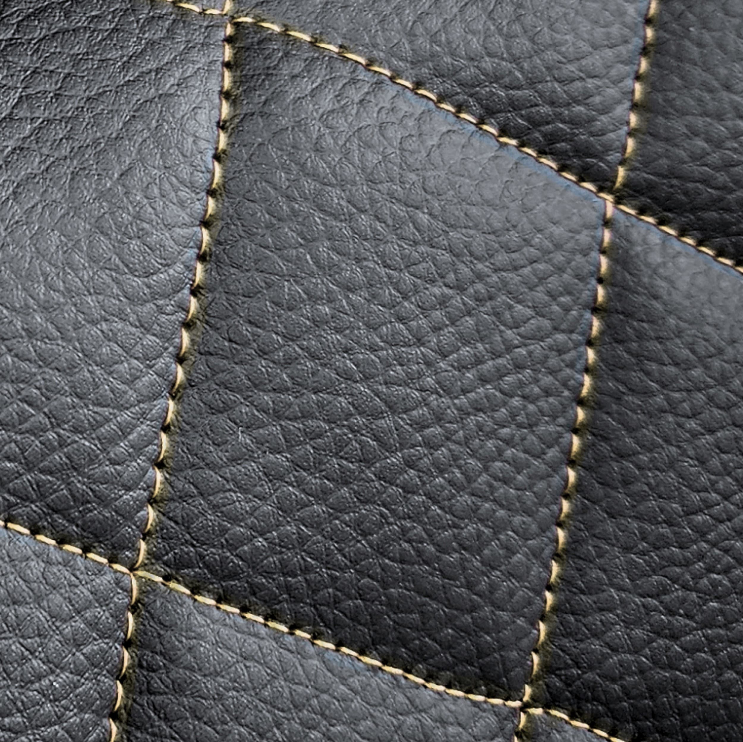 Autopotahy Perfect Line – detail kosočtvercového prošívání s béžovou nití na béžové ekokůži