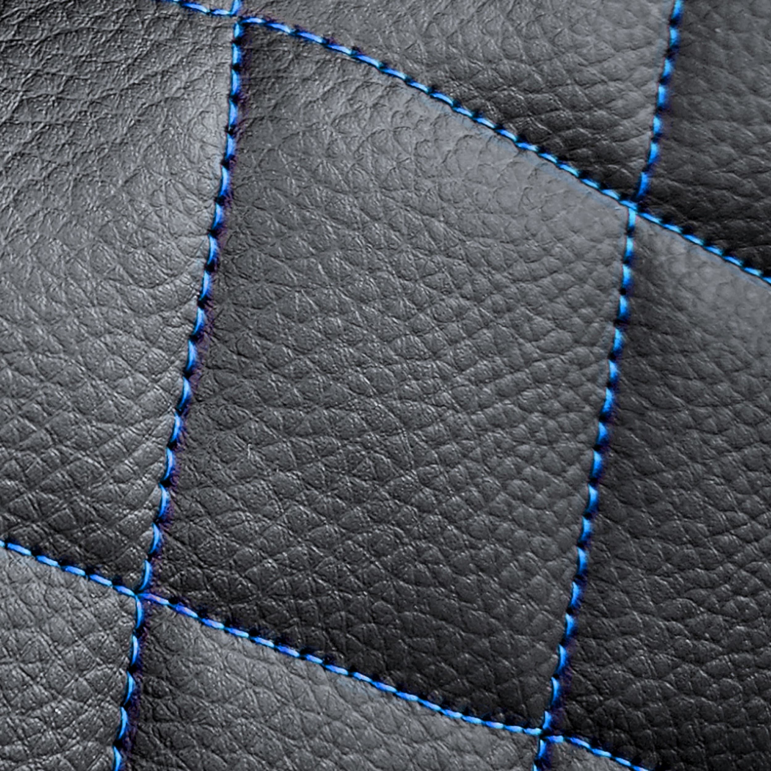 Autopotahy Perfect Line – detail kosočtvercového prošívání s modrou nití na černé ekokůži