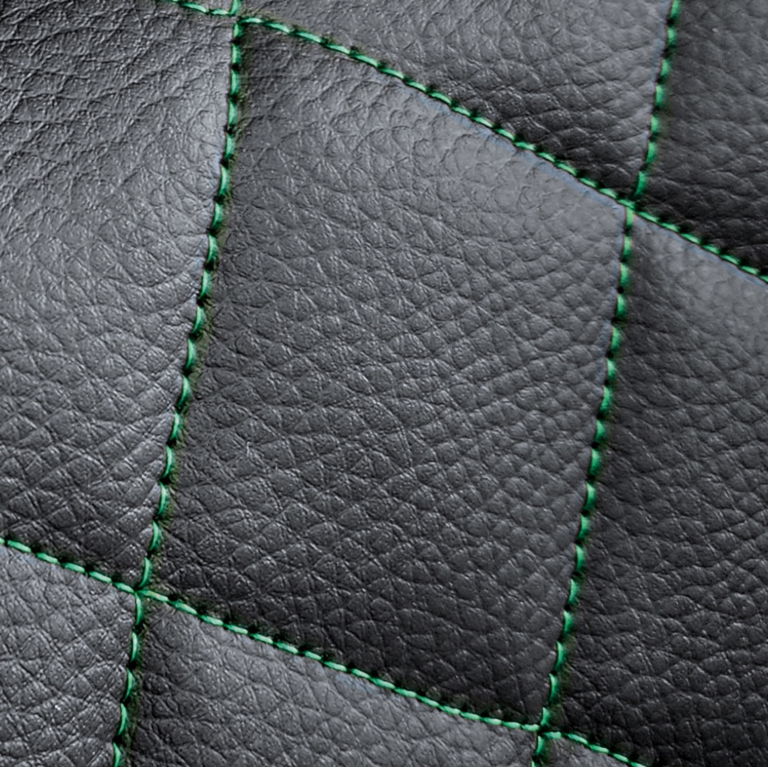 Autopotahy Perfect Line – detail kosočtvercového prošívání se zelenou nití na černé ekokůži