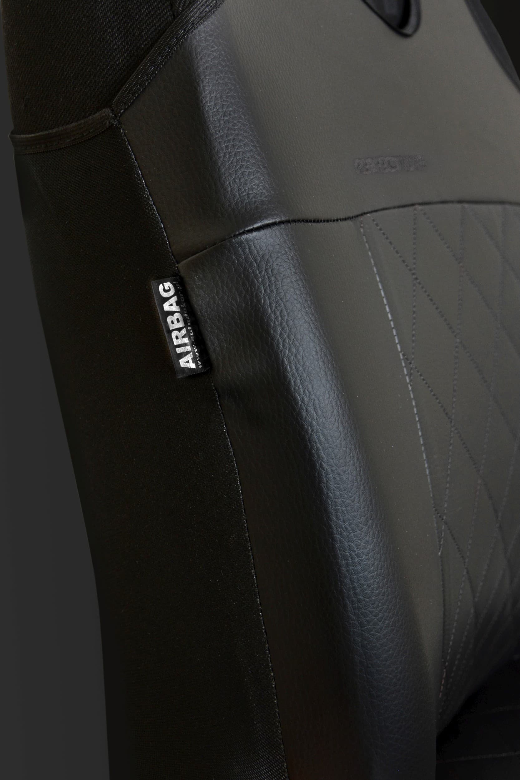Detail certifikovaného švu pro boční airbagy
