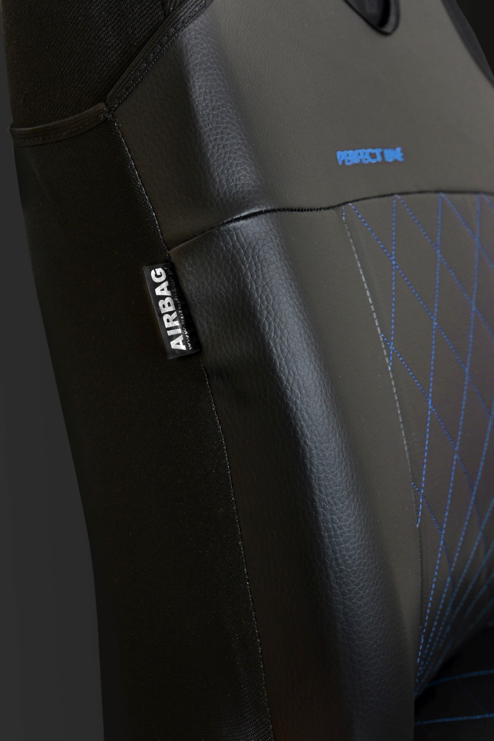 Detail certifikovaného švu pro boční airbagy