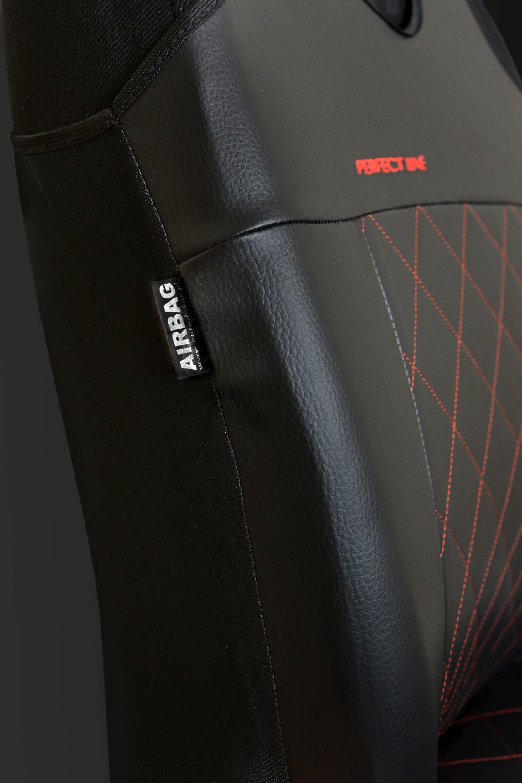 Detail certifikovaného švu pro boční airbagy