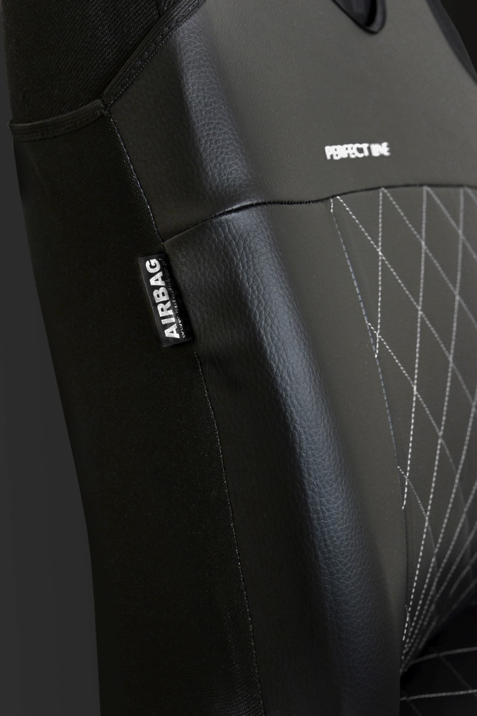 Detail certifikovaného švu pro boční airbagy