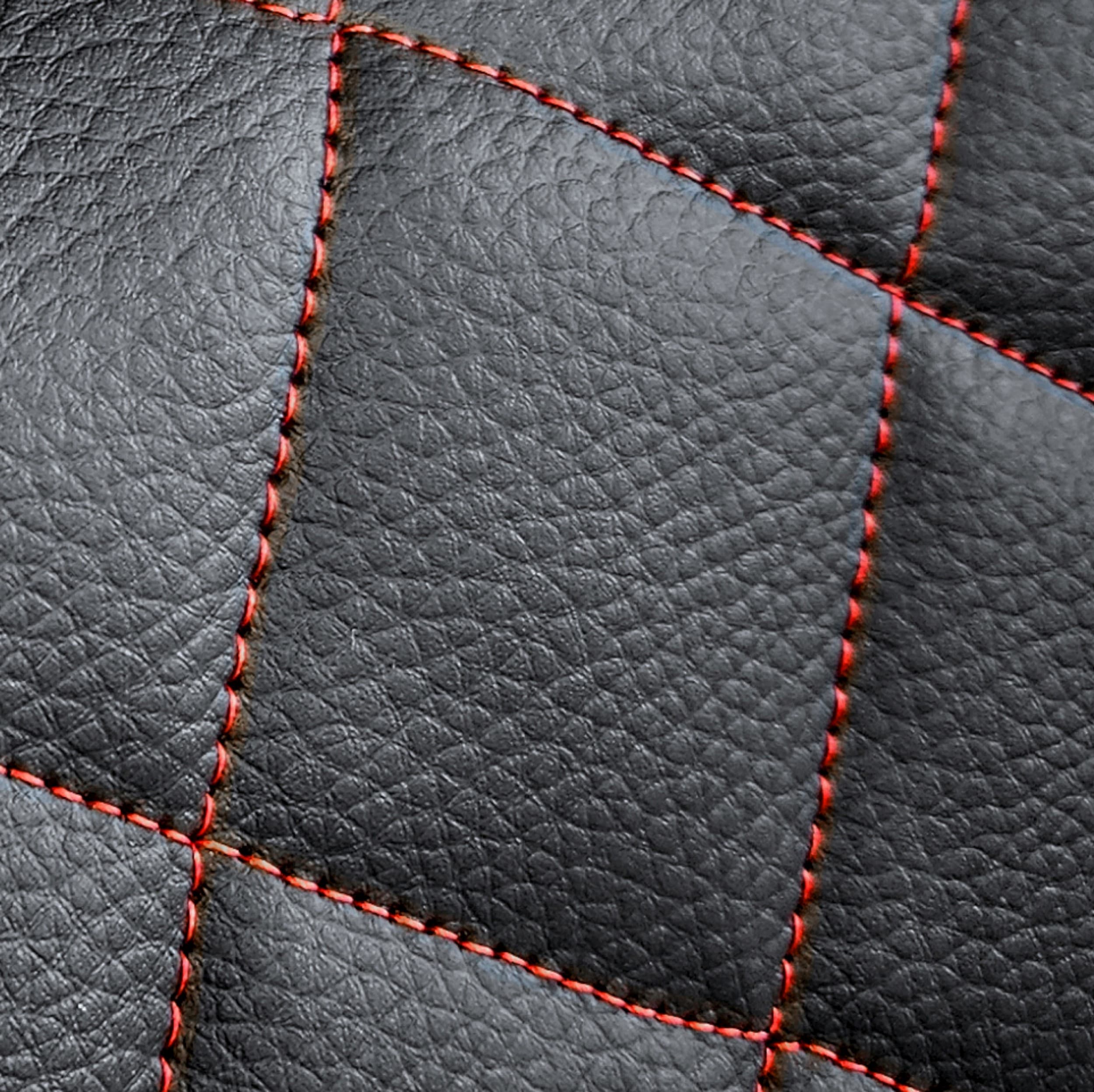 Autopotahy Perfect Line – detail kosočtvercového prošívání s červenou nití na černé ekokůži