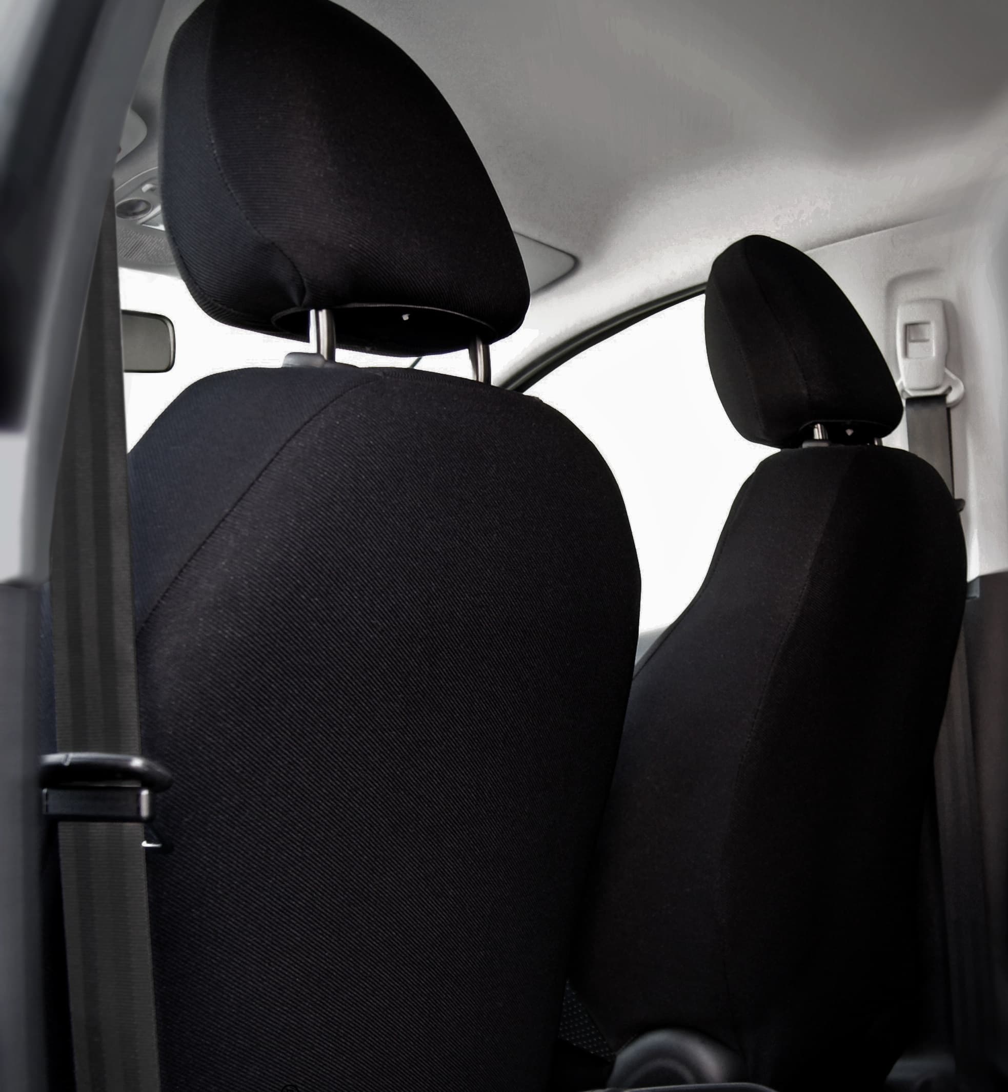 Pohled na kompletní ochranu zadní strany předního sedadla červeným autopotahem