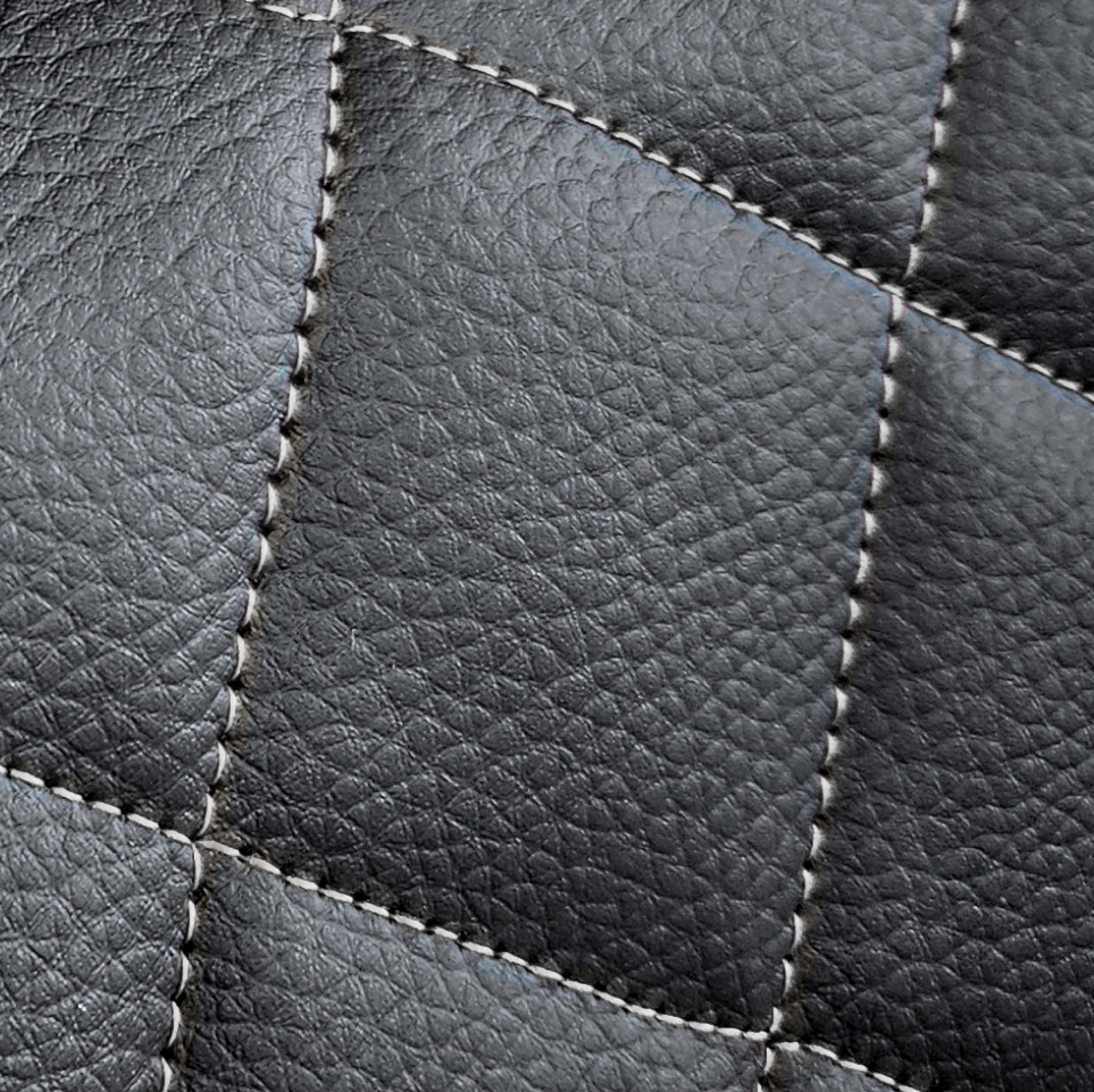 Autopotahy Perfect Line – detail kosočtvercového prošívání se stříbrnou nití na černé ekokůži