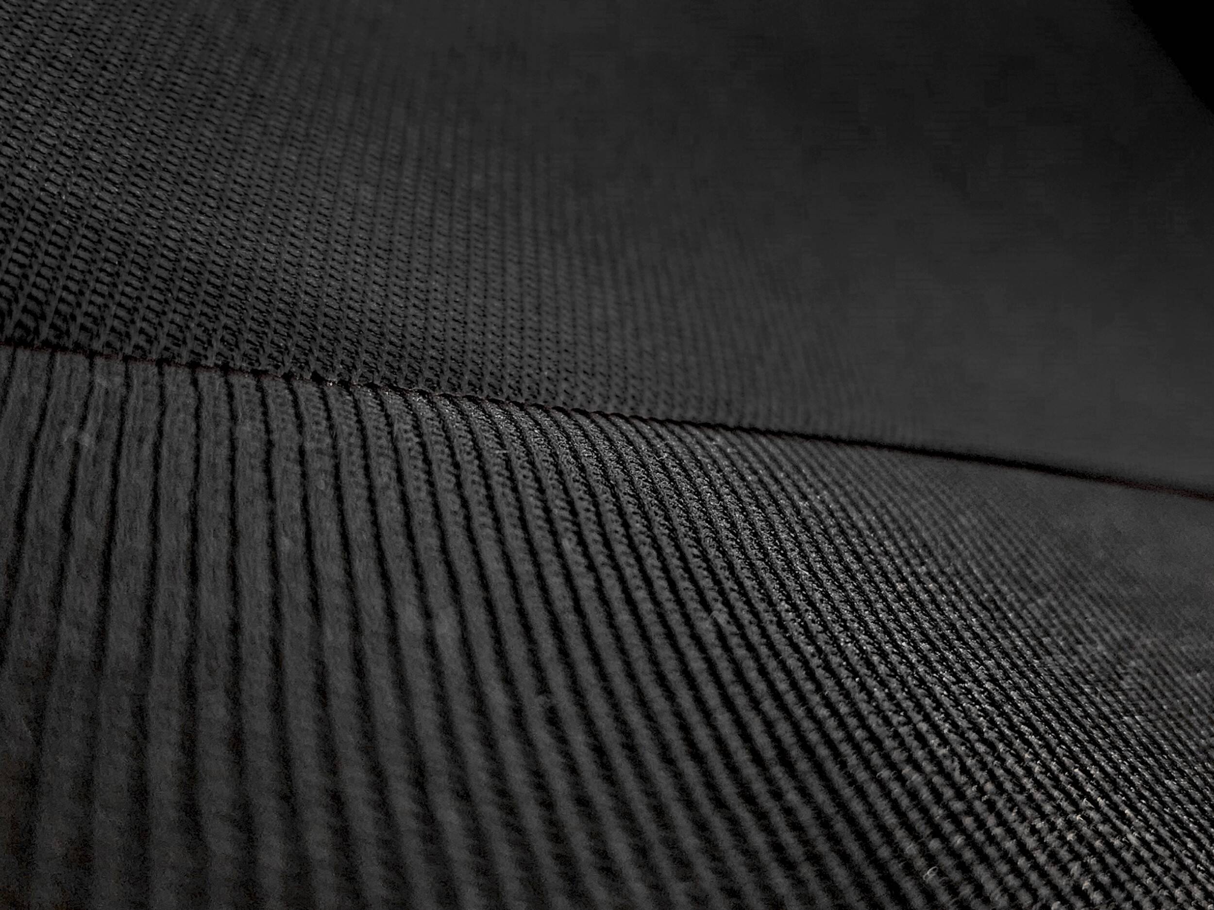 Detail materiálu a výšivky RS na autopotazích