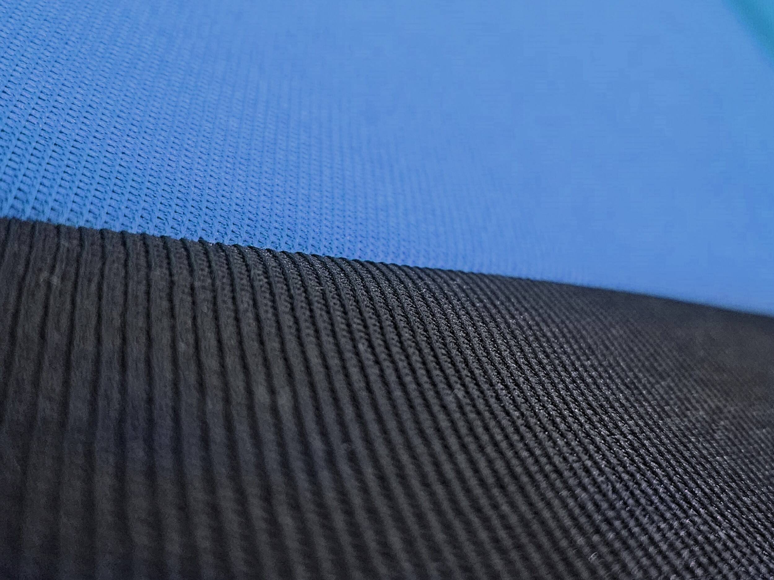 Detail materiálu a výšivky RS na autopotazích