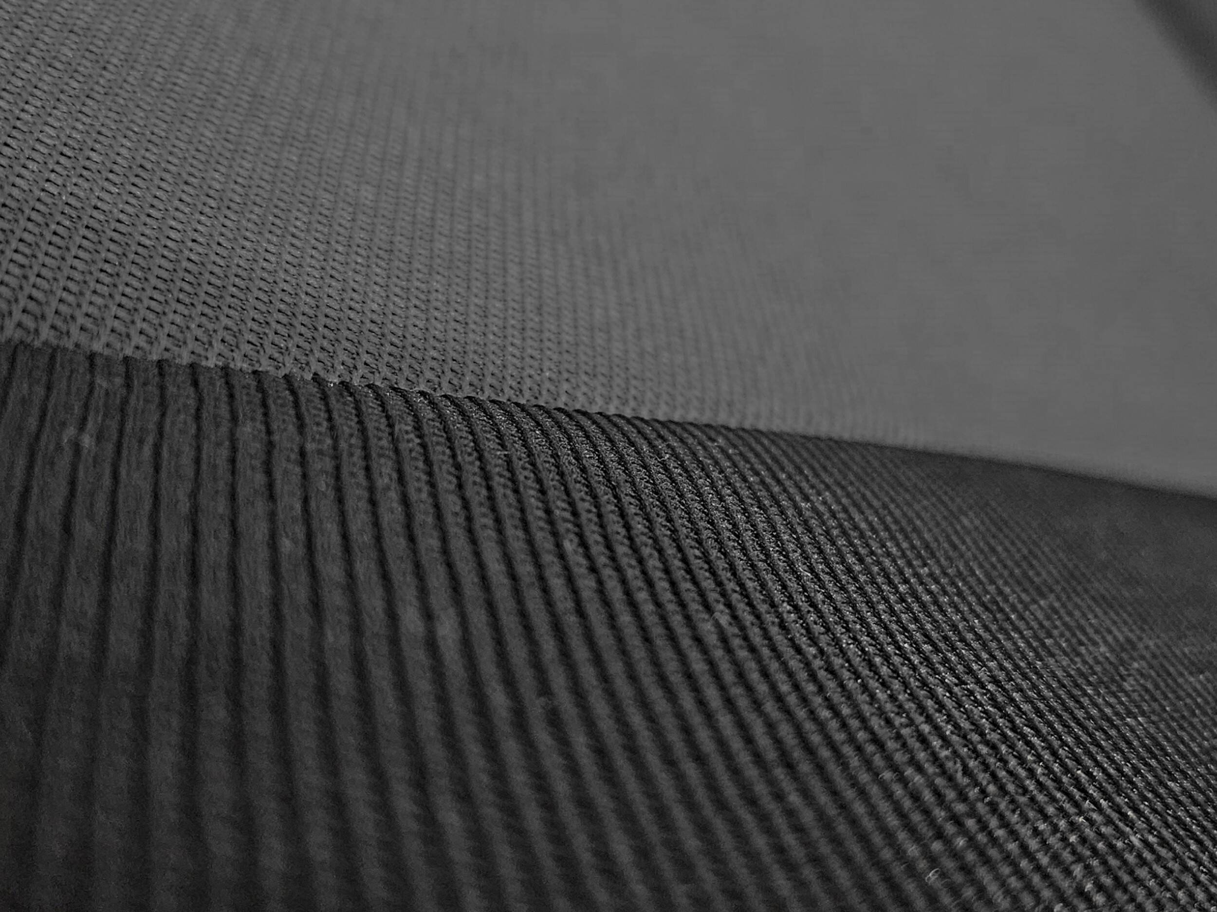 Detail materiálu a výšivky RS na autopotazích