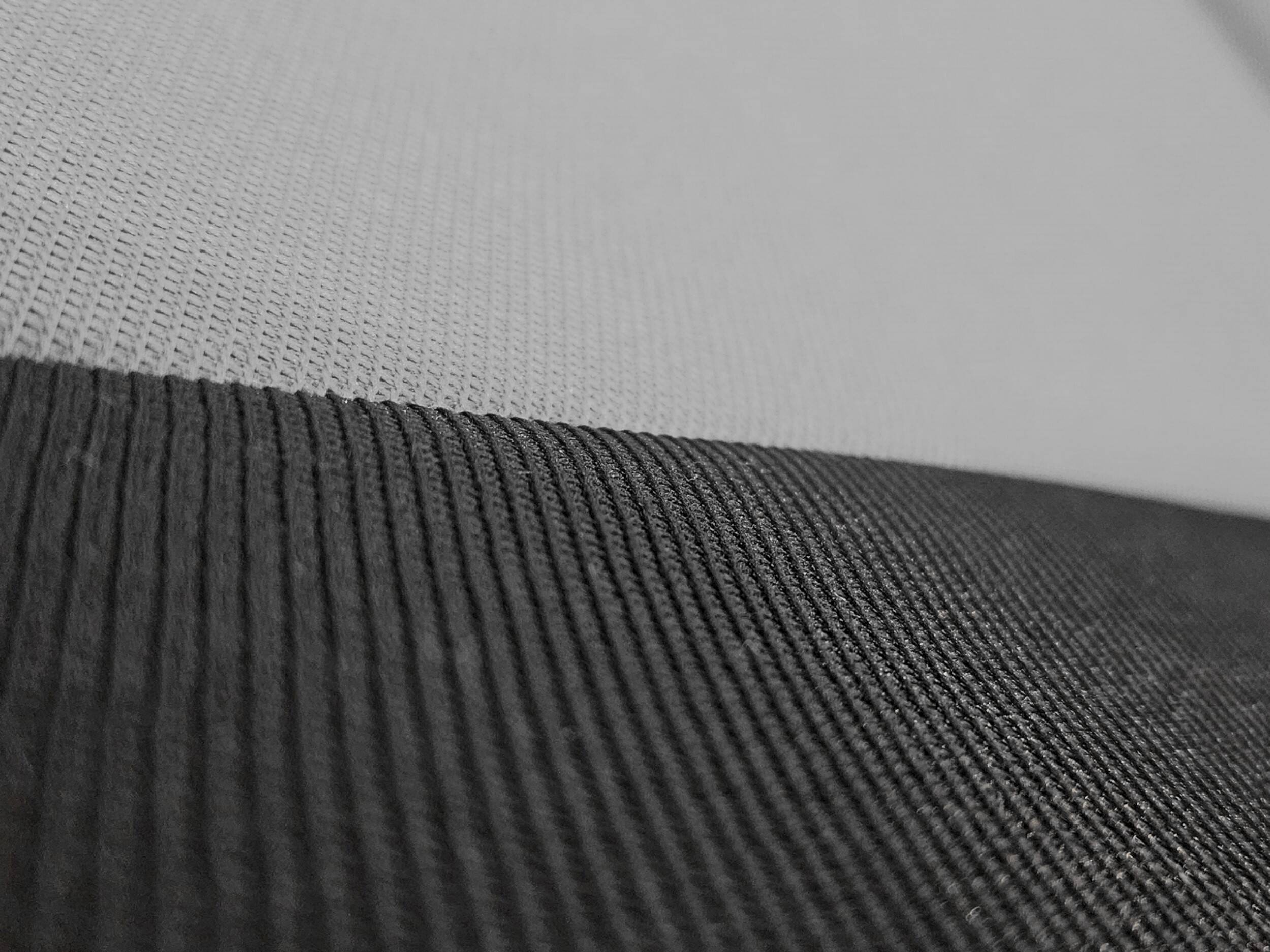 Detail materiálu a výšivky RS na autopotazích