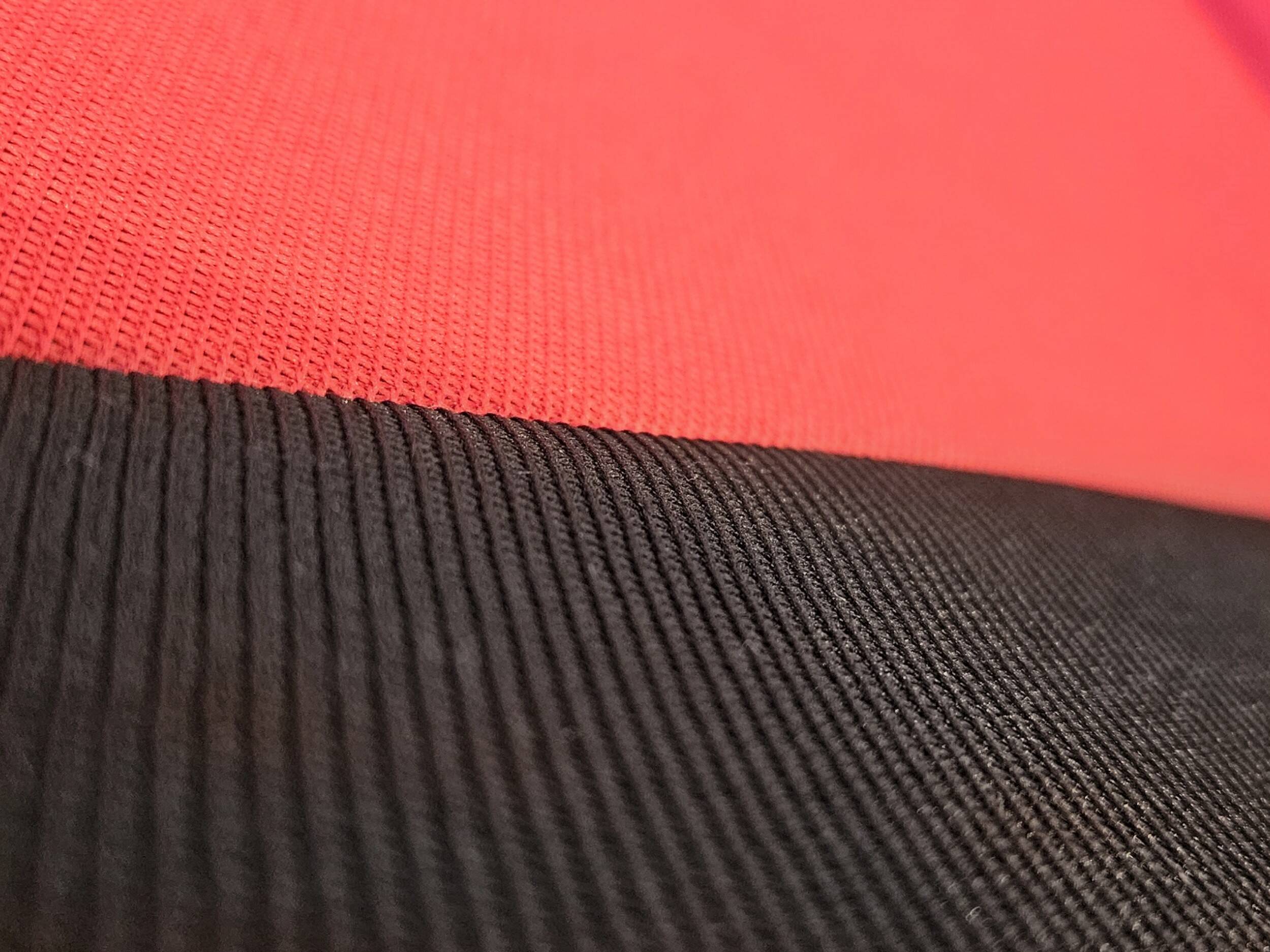 Detail materiálu a výšivky RS na autopotazích