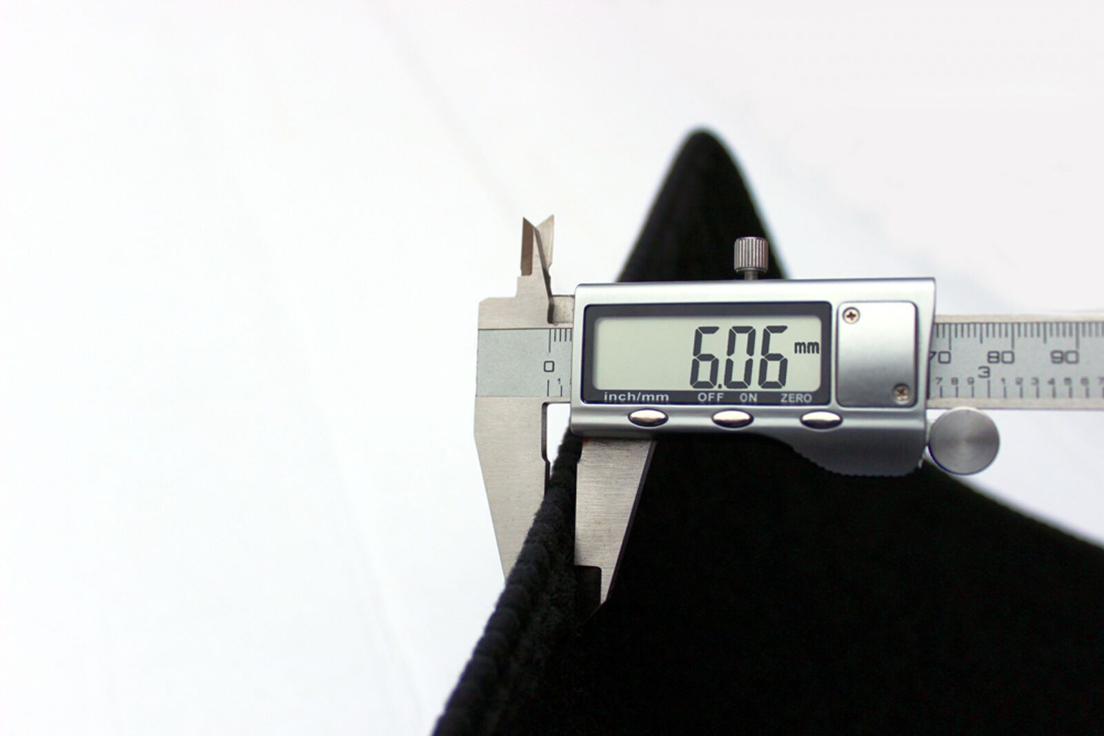 Měření tloušťky autokoberce posuvným měřítkem