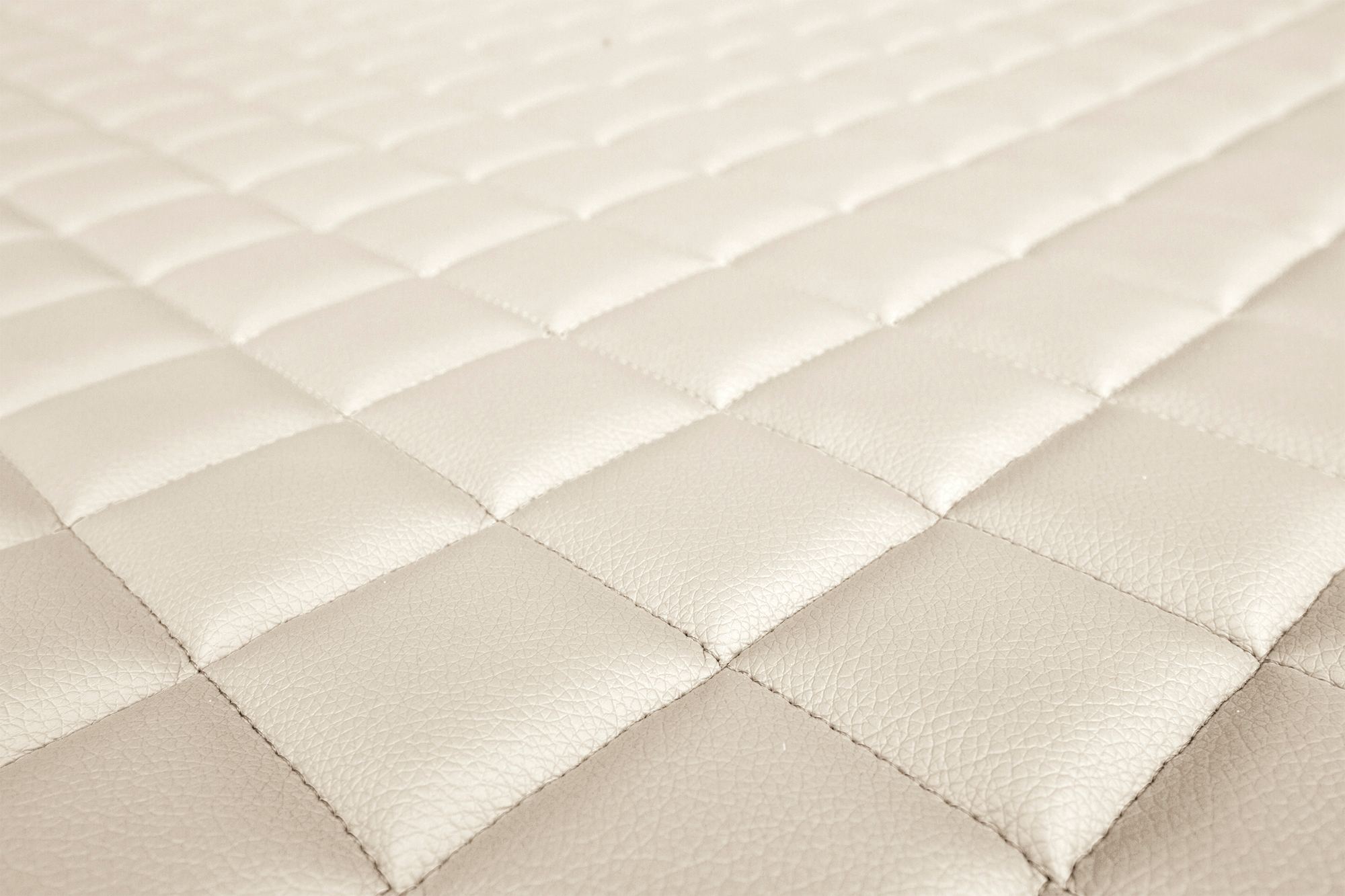 Detail povrchu a prošívání potahů ELEGANCE Q: Světle béžová